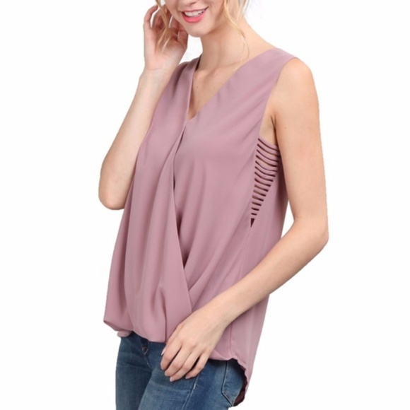 ✨Host Pick✨ Surplice Top - Picture 2 of 4